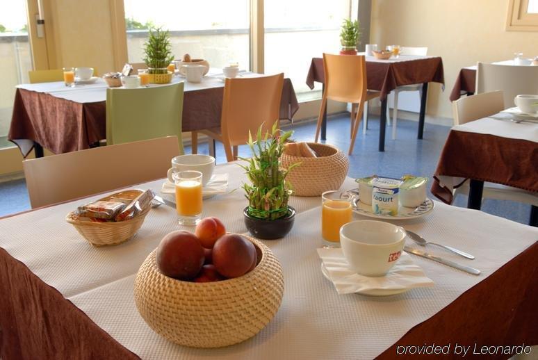 Brit Hotel Du Ban Chaudes-Aigues Restoran gambar
